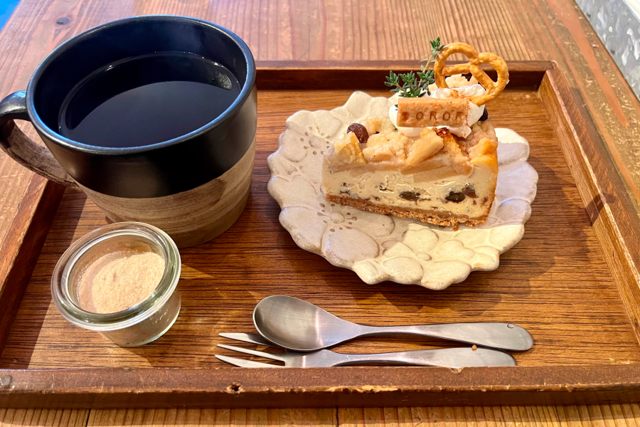 アールグレイと『りんごとラムレーズンのチーズケーキ』。