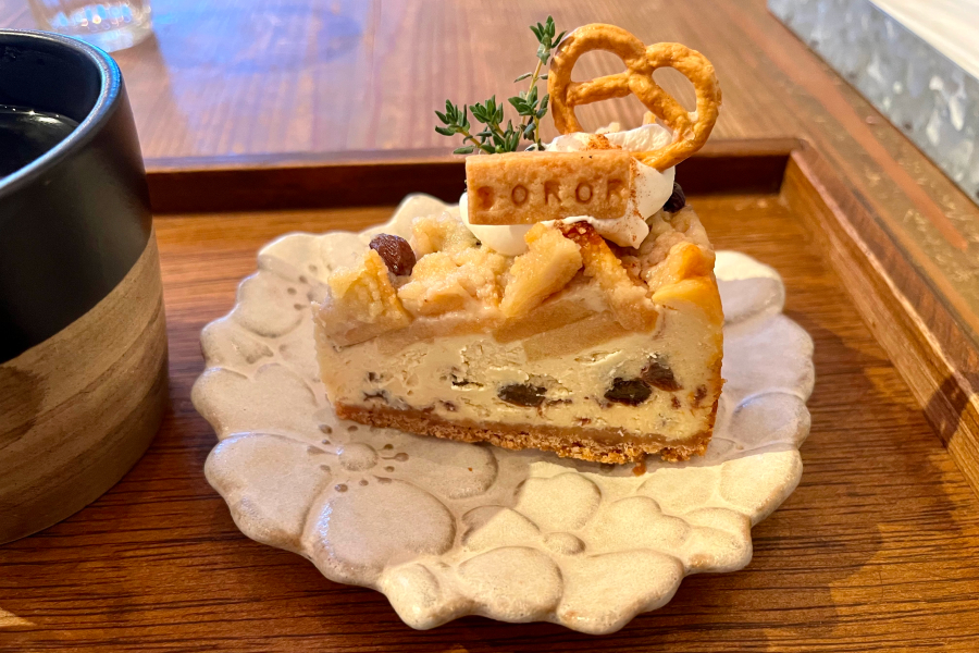 『りんごとラムレーズンのチーズケーキ』のアップ。