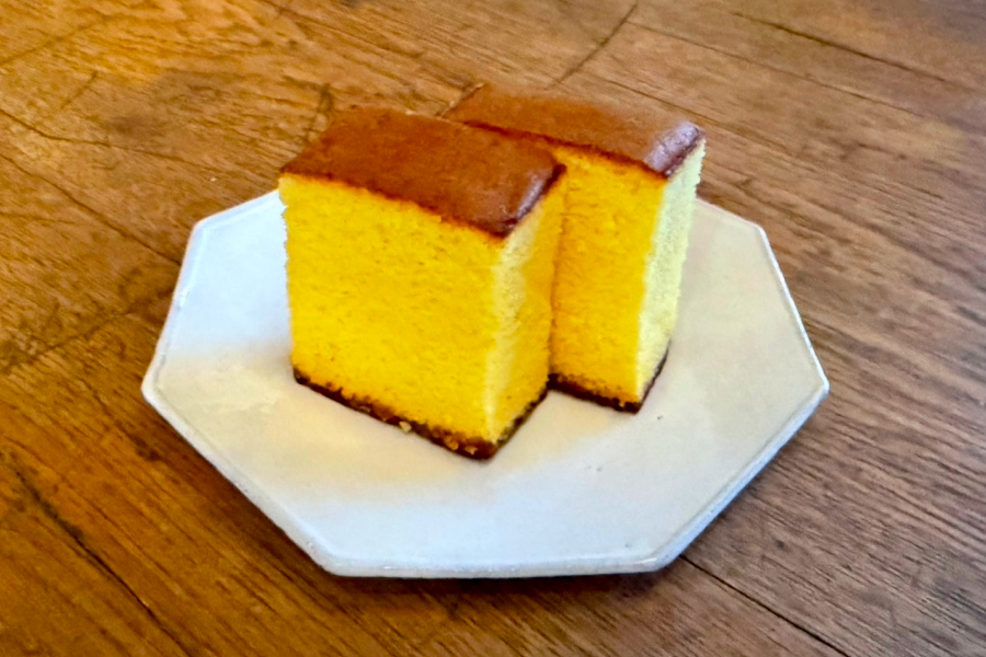 お皿に盛った福砂屋キューブ。