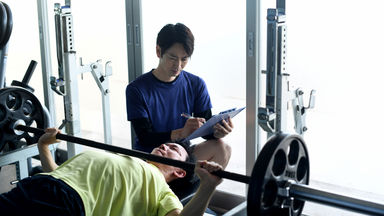 トレーニング指導をしているフリー画像。