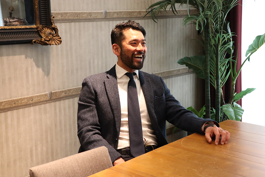 屈託のない笑顔。