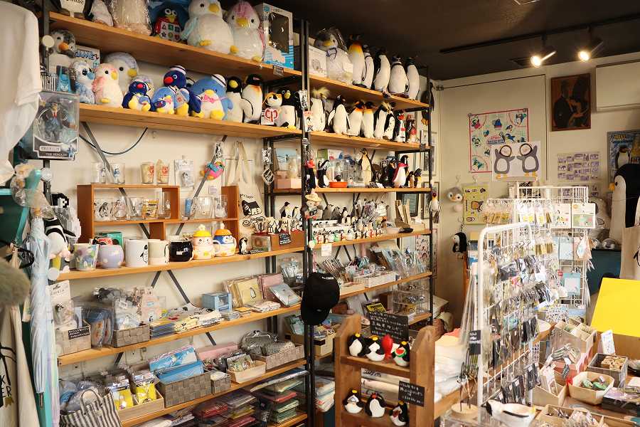 店内にずらりと並ぶペンギングッズ。