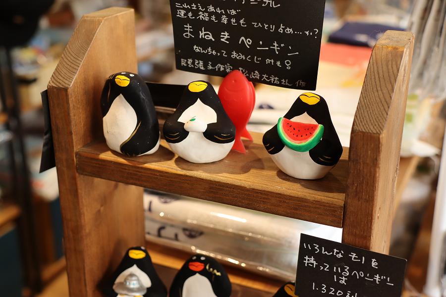 オリジナルグッズのまねきペンギン。