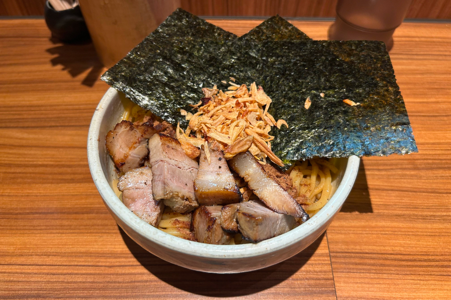 こちらが汁なし（大）。