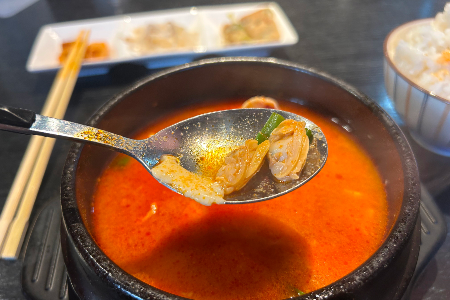 スンドュブチゲのアサリ。