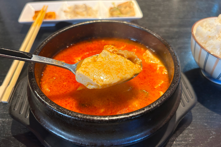 スンドュブチゲの大きい豆腐。