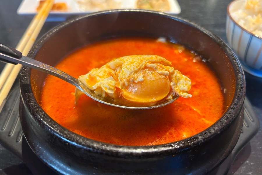 スンドュブチゲの大きい卵。