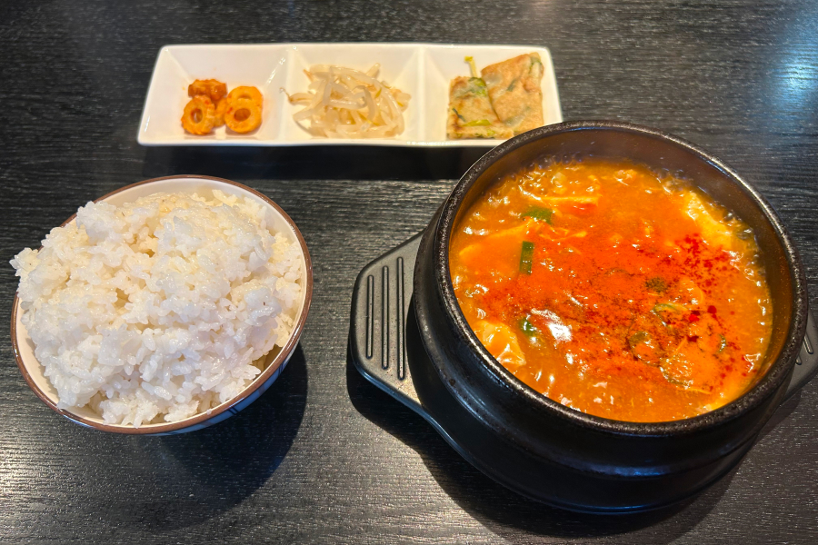 牛肉スンドュブチゲ定食。