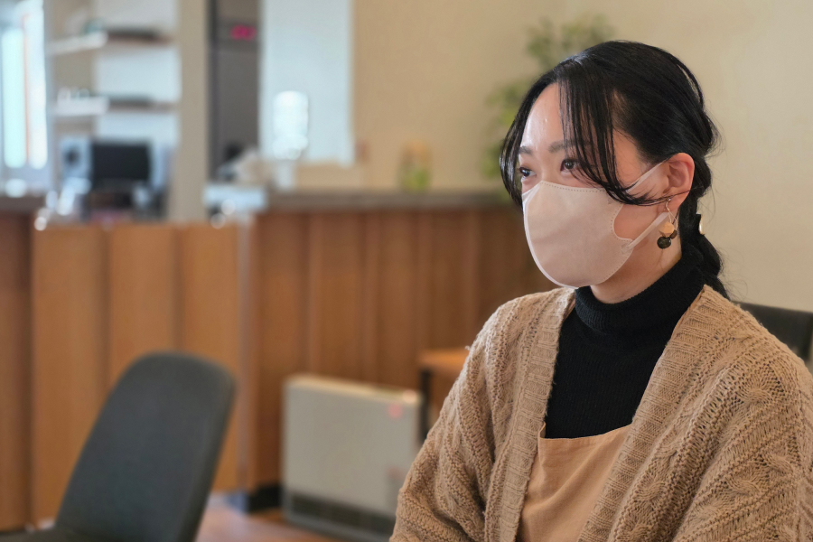 インタビューを受ける北野さん。