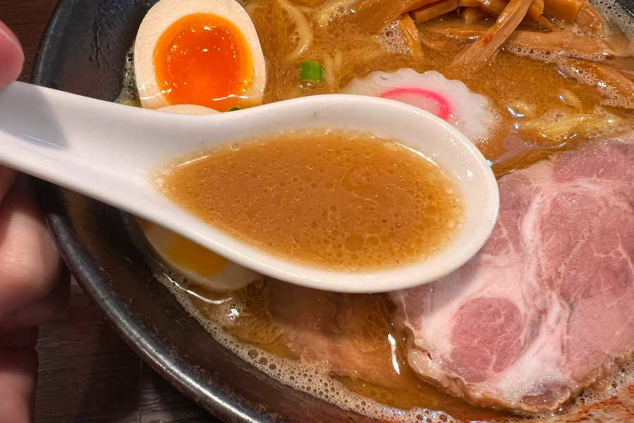 『らーめん 夢あかり』の「特製ラーメン」のスープ