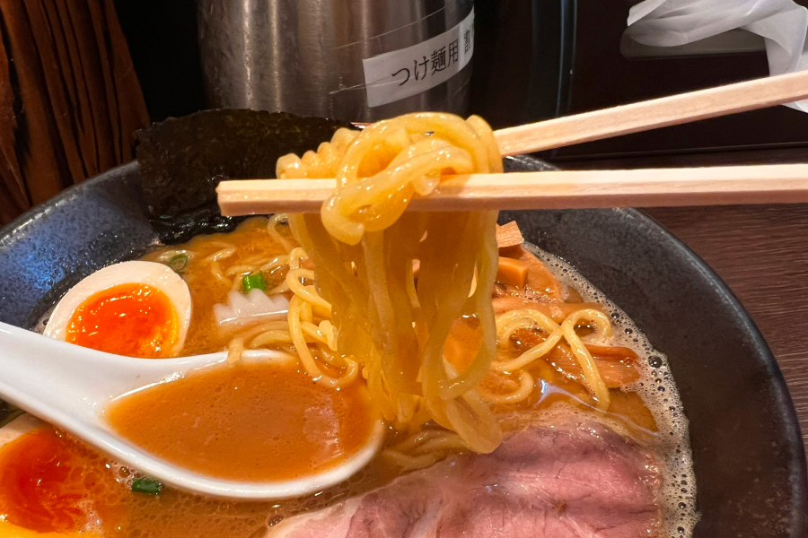 『らーめん 夢あかり』の「特製ラーメン」の麺