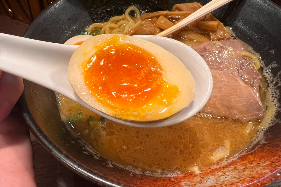 『らーめん 夢あかり』の「特製ラーメン」の味玉