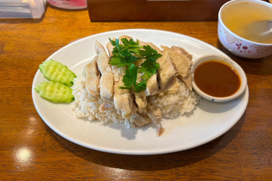 カオマンガイとスープ。