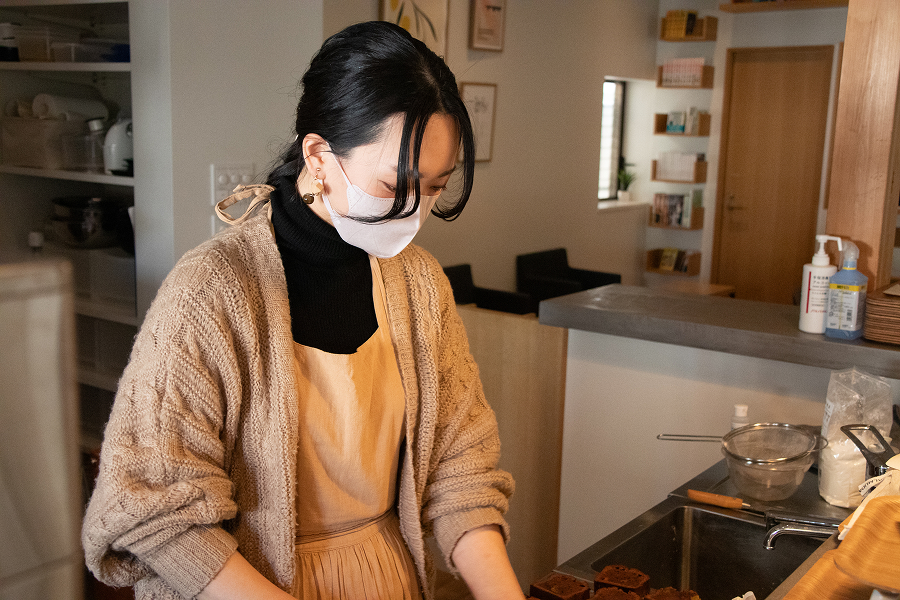 カウンターで作業をする北野さん。