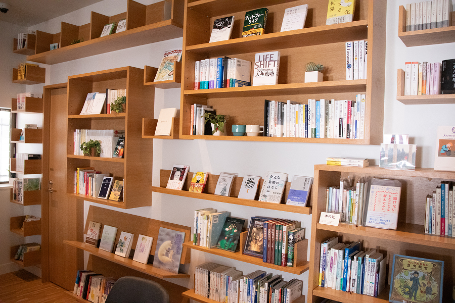 内装の本棚