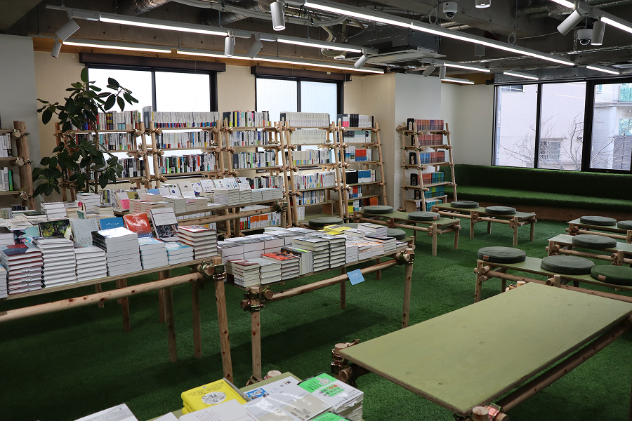 宇野書店店内。奥のベンチが憩いのスポット。