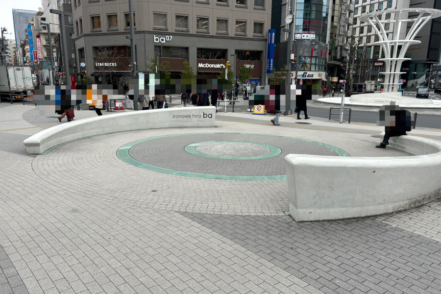 お気に入りのironowa広場のベンチ。