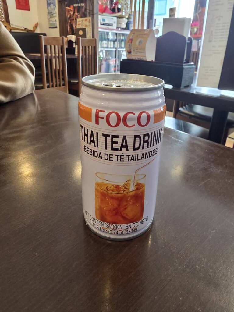 お茶のイラストが描かれた白い缶ジュースの缶