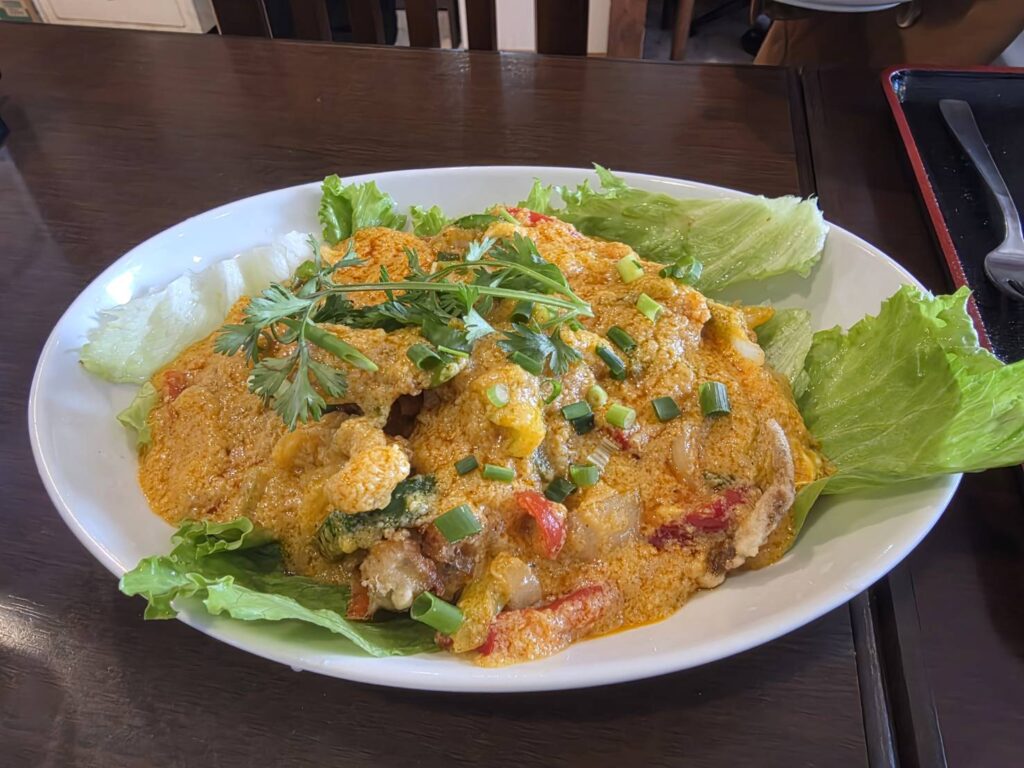 白い皿の上に乗った黄色い液体状の食べ物