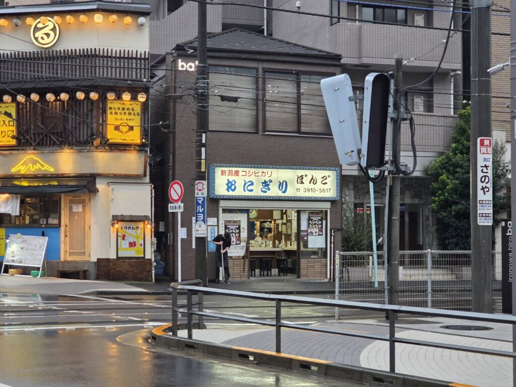 おにぎり屋の白い看板