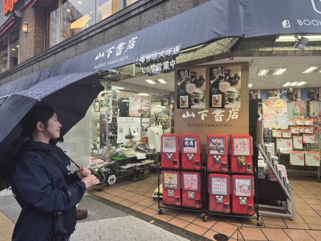 書店を見る女性