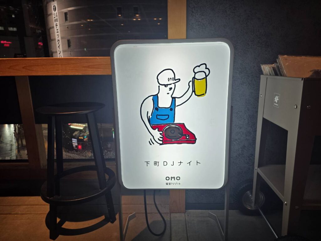 イラストが描かれた白い看板
