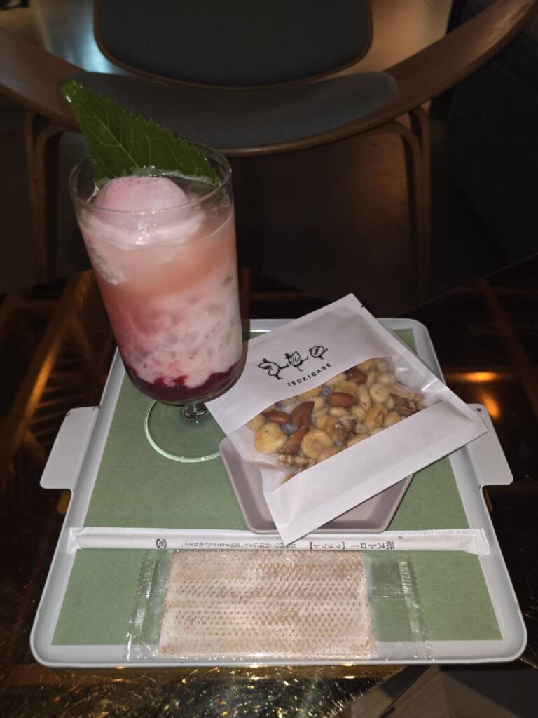 桜色のドリンクとスナッグ菓子