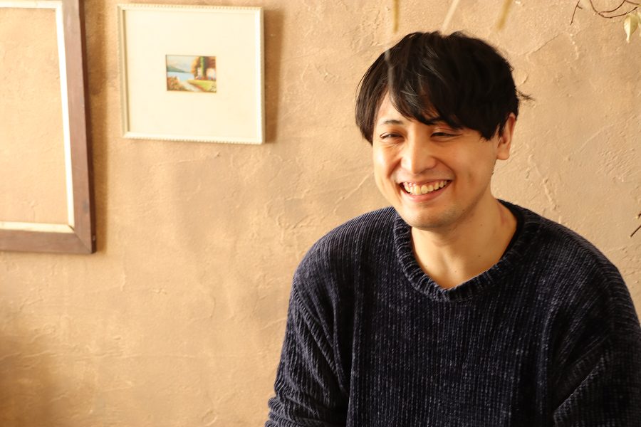 仕事でのやりがいを楽しそうに語る。