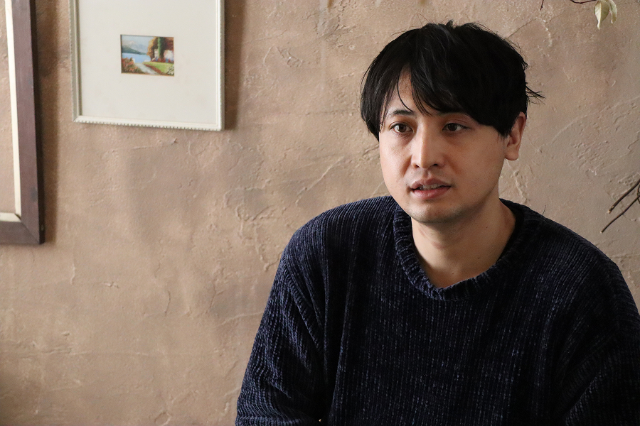 スタジオの歴史を語る小暮さん。