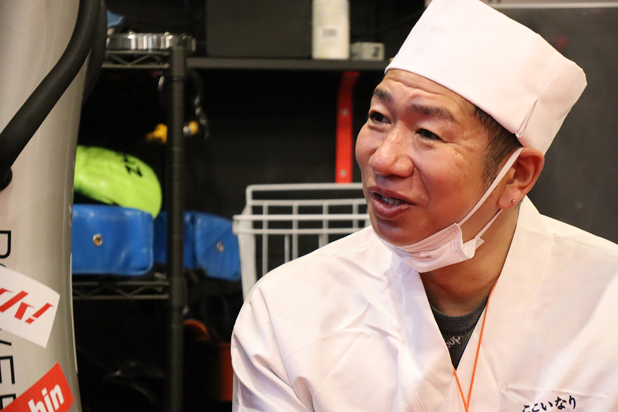 大塚で生まれ育った過去を話す大関氏。