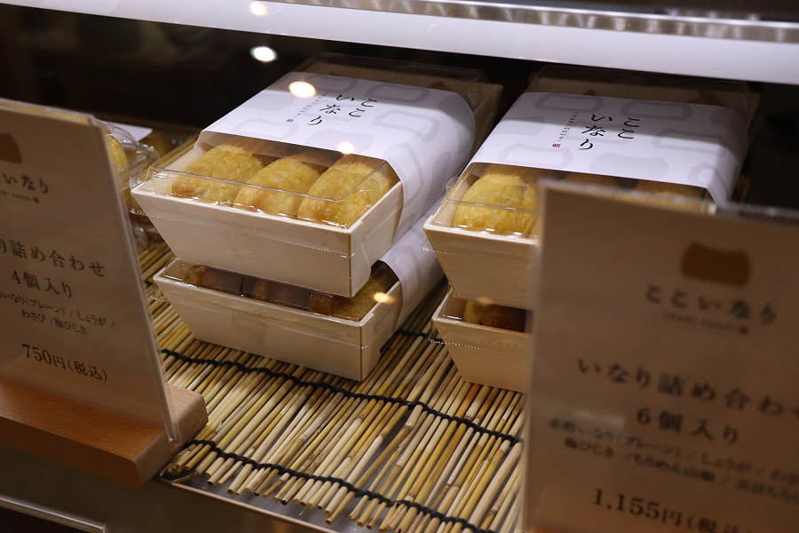 店頭に並ぶいなり寿司。