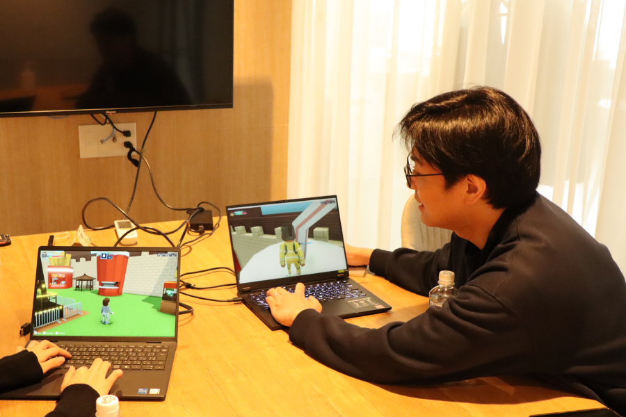 ゲームを教える池田さん。