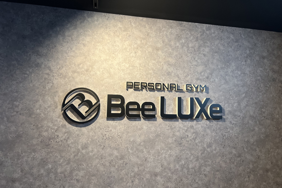 BeeLUXeの看板。
