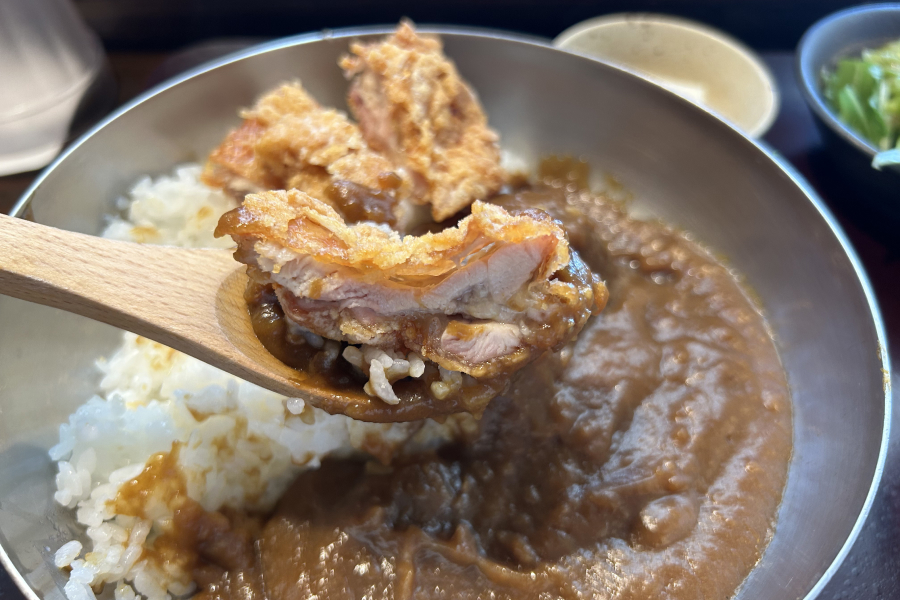 上に載っている唐揚げ。