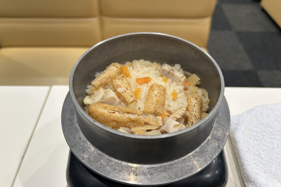 蓋をとると香り豊かな釜飯が広がる。