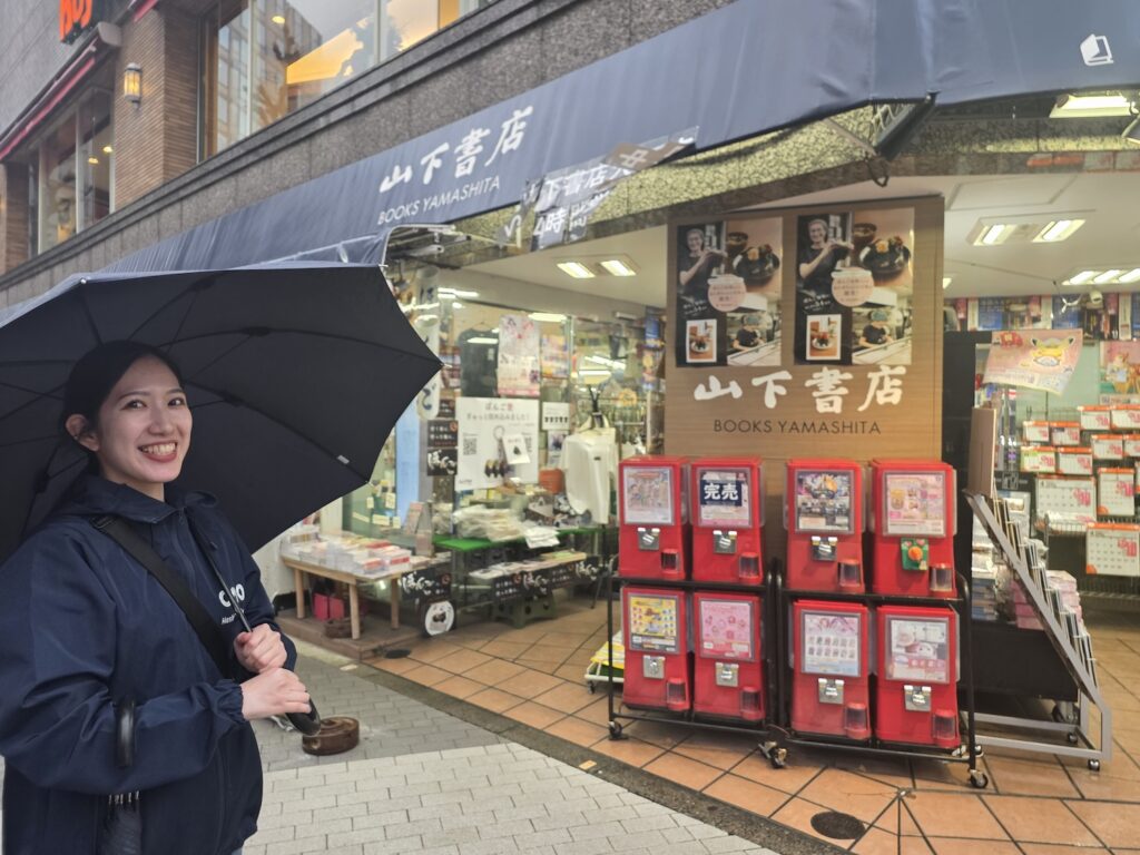 書店の前で笑顔になる女性