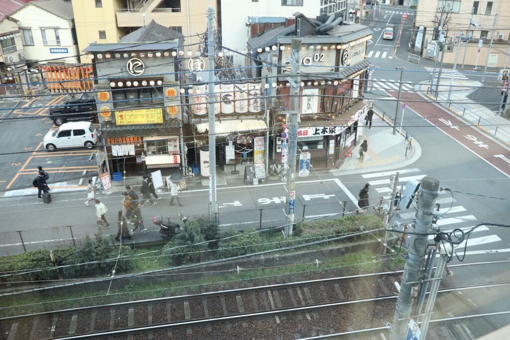 飲食店街と線路