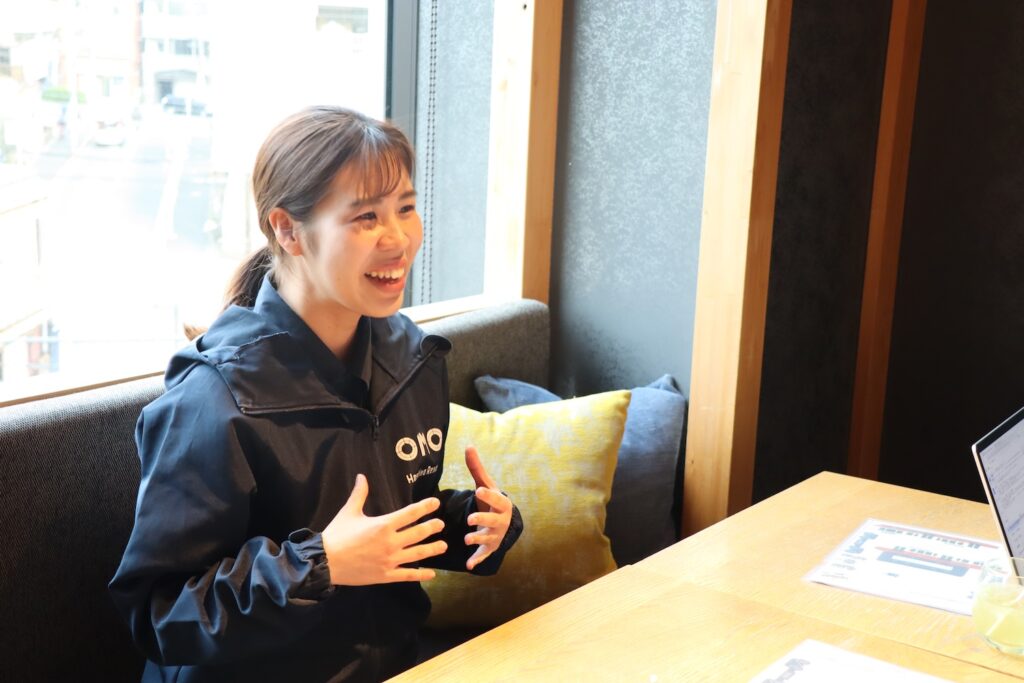 笑顔で話す女性