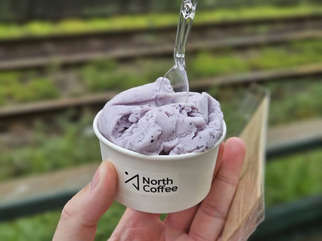 紫色のジェラートが入った白いカップ