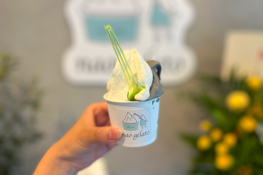 白いカップに入ったジェラートを持つ手