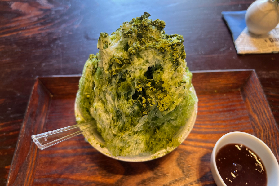 緑色のシロップがかかったかき氷