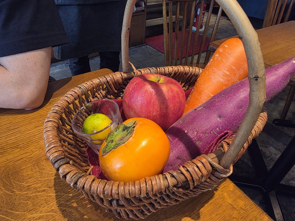 かごに入った果物と野菜