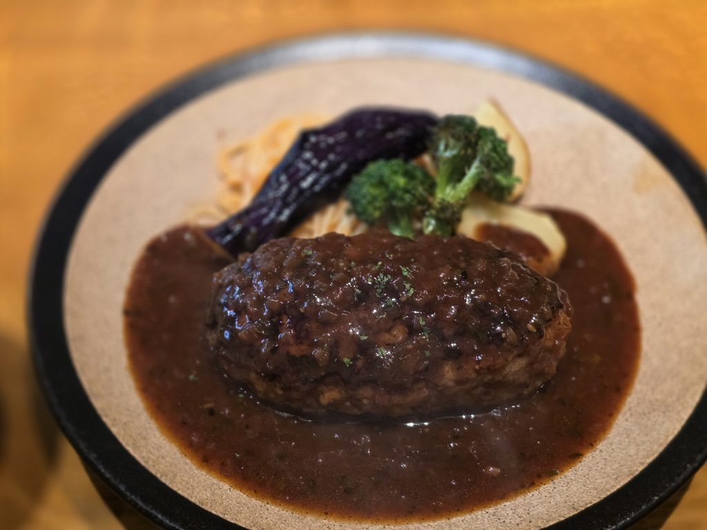 さらに盛り付けられたハンバーグと野菜