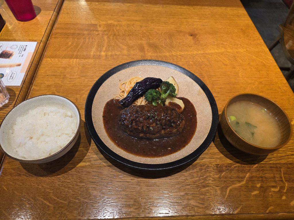 ハンバーグとご飯と味噌汁