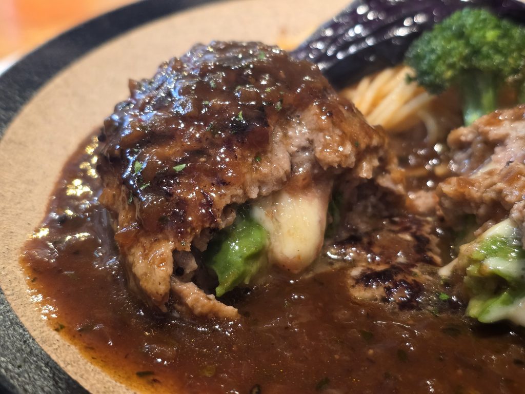 中にアボカドとチーズが入ったハンバーグの接写