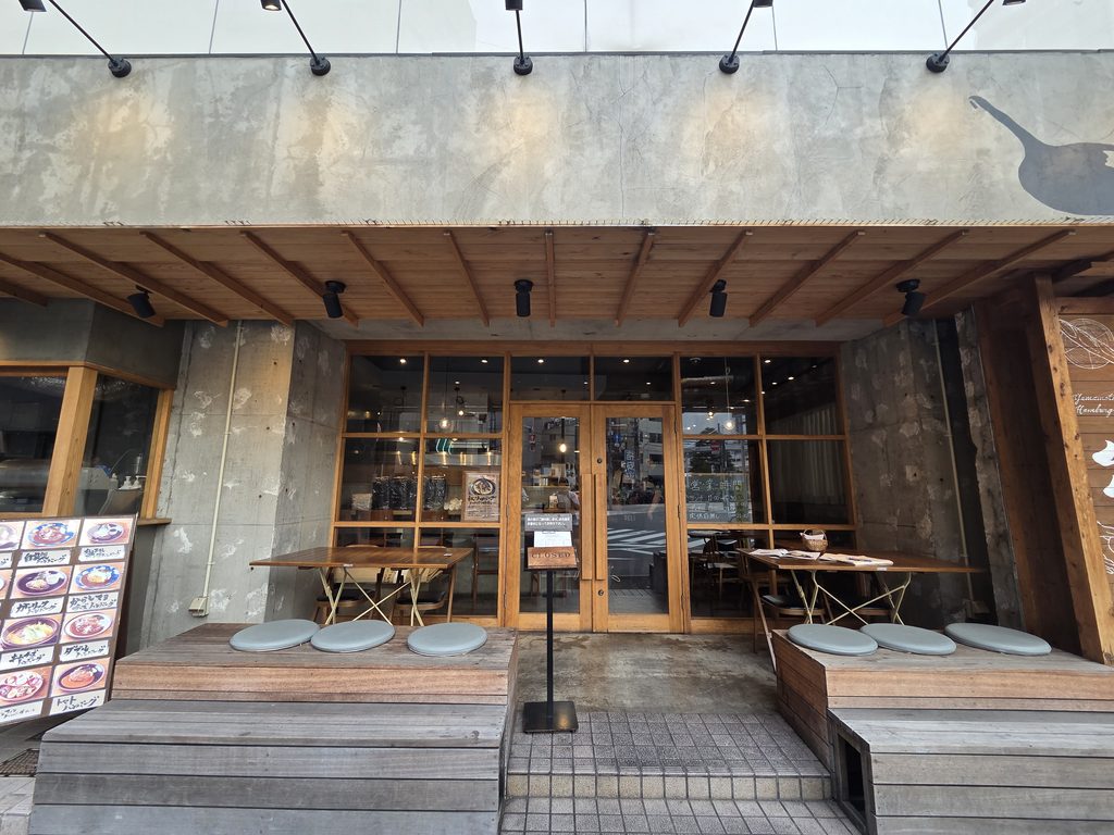 ガラス張りのお店の外観